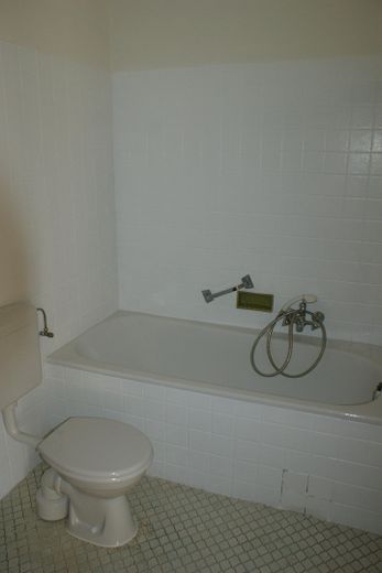 Große 2 Zi.-Whg.mit moderner Einbauküche,Wintergarten,eigener Eingang,KFZ Stellplatz vor der Tür – Bad mit Wanne & Dusche