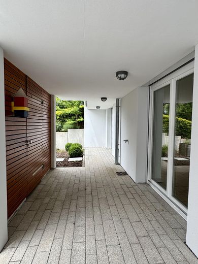 Casa unifamiliare indipendente in una posizione speciale ai margini dei campi, con ampie superfici terrazzate – Eingangsbereich