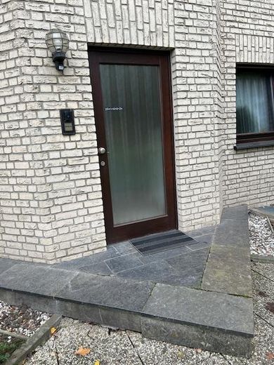 Möblierte Einliegerwohnung mit Gartennutzung und separatem Eingang sehr gute Ausstattung – separater Eingang ins Haus