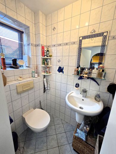 Massive Doppelhaushälfte in Hamburg-Fischbek – Gäste WC Erdgeschoss