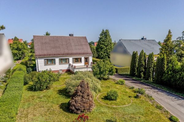 Il sogno di una famiglia in una tranquilla strada laterale con margine di personalizzazione