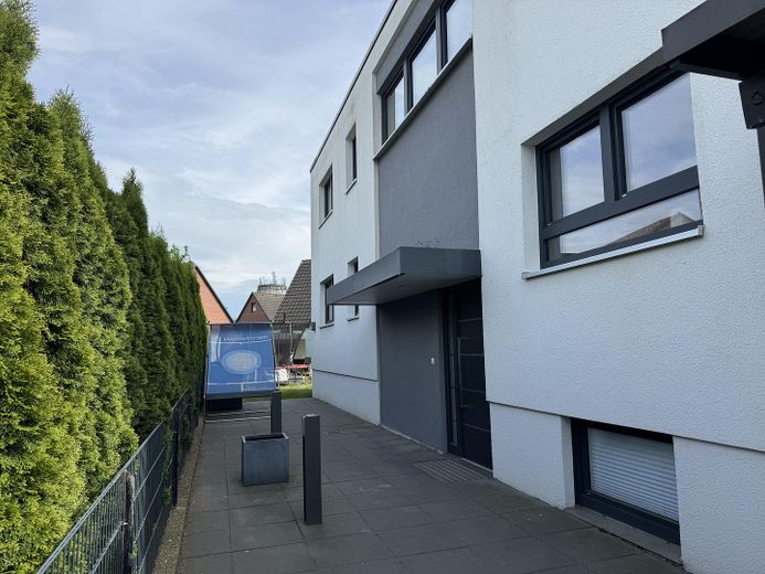 Hochwertiges, modernes Einfamilienhaus | Großer Garten | Sanierung 2014 | Klimaanlage | PV-Anlage – Eingangsbereich