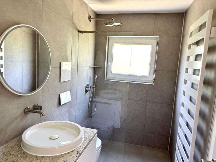 Moderne 3-Zimmer-Wohnung am Bodensee – mit Balkon & Gartenzugang – Badezimmer