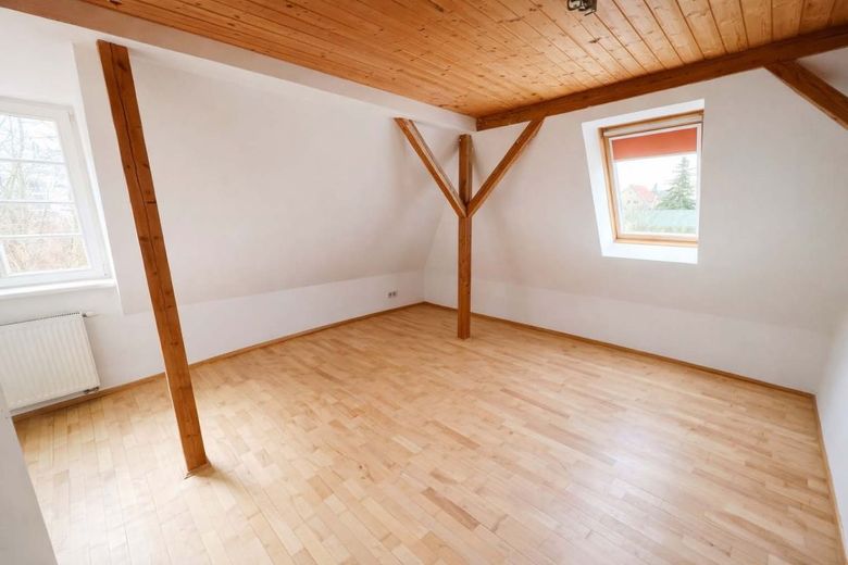 STADTVILLA - TEILBAR ODER ALS EINFAMILIENHAUS NUTZBAR – Raumansicht im Dachgeschoss