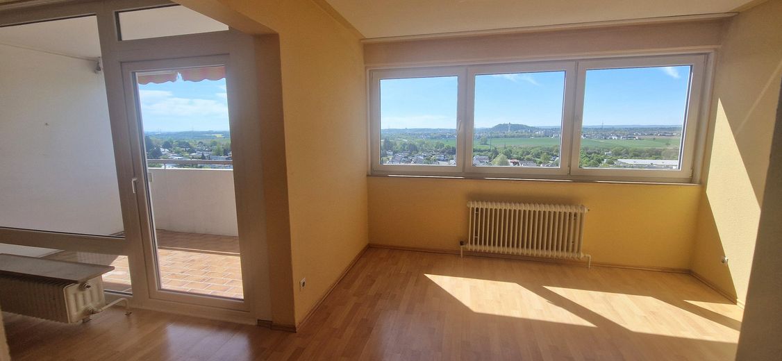 Bezugsfreie 4-Zi.-Wohnung inkl. TG-Stellplatz & Traumaussicht! – Ausblick Wohn-/Esszimmer