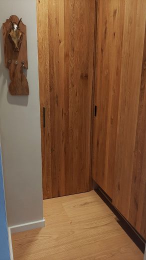 Moderno, pregiato e tranquillo appartamento di 2 locali COMPLETAMENTE ATTREZZATO con ampio balcone esposto a sud a Murnau-Moosrain – Einbauschrank und Abstellraum