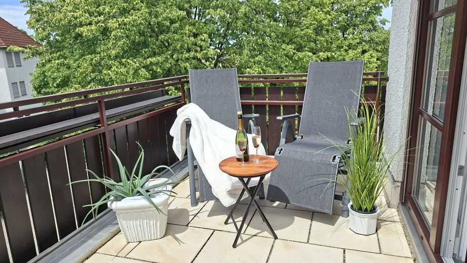 Helle 3-Zi.-DG-Wohnung + XXL-TG-Eckplatz, 2 Balkone, EBK, 95m² in Karlsfeld PROVISIONSFREI – Foto 8