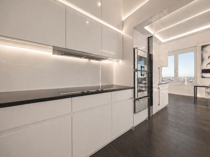 PROVISIONSFREI: Munich's Iconic View – The Ultimate Penthouse – Küche mit Gaggenau-Geräten