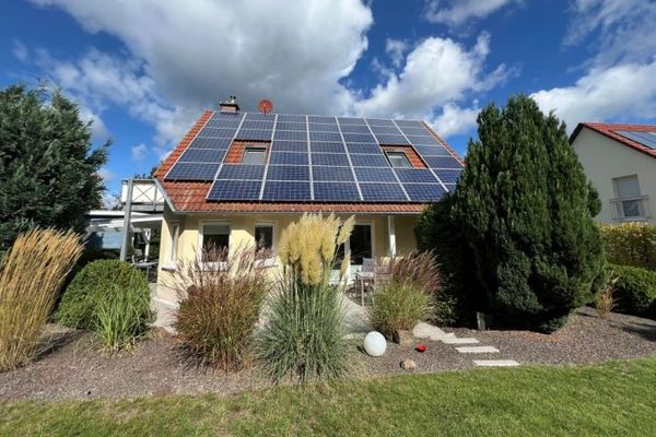 EXKLUSIVES EINFAMILIENHAUS IN RUHIGER UND GRÜNER LAGE VON BÜHLAU