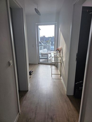 Moderne 2-Zimmer-Wohnung mit Balkon & Loggia, EBK und Stellplatz in Hannover-Anderten – Flur