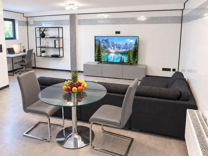 127 m² PRIVATES WOHNEN MIT EIGENEM POOL & GARTEN – 2 GARAGEN + 1.920 € KALTMIETEINNAHMEN – Nutzflächen Wohnung
