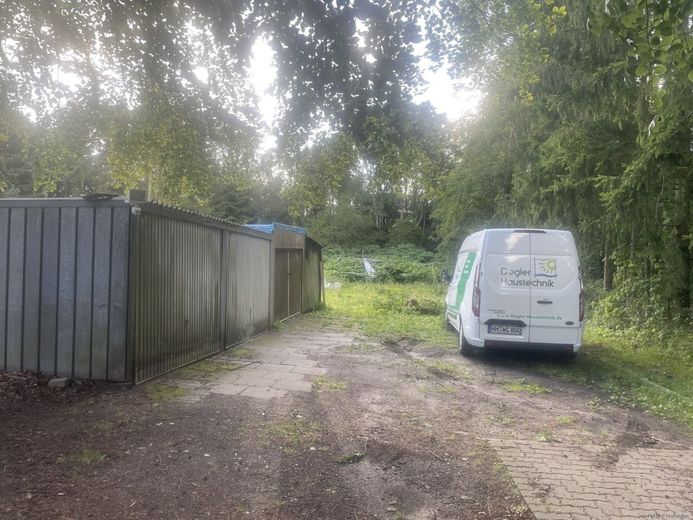Investoren aufgepasst: Exklusive Kapitalanlage in Quickborn -MFH mit 4.386 m² Grundstück – Hinterer Bereich Garagen und Sicht auf Grundstückgrenze