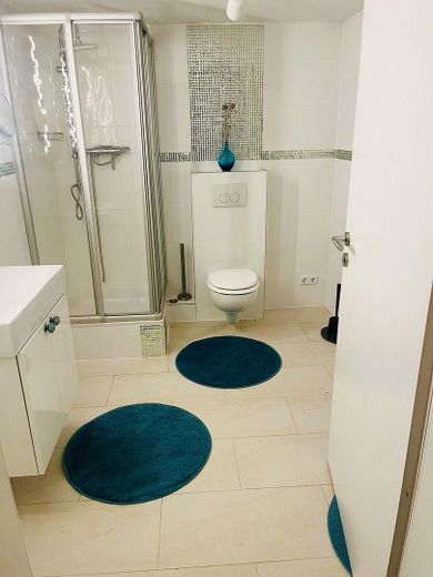 Casa unifamiliare modernizzata con 187 m² di superficie abitabile, 6 locali, garage e giardino, senza intermediario – Badezimmer Keller