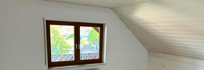 Helle 3,5-Zi-DG-Wohnung, 85 m², Südbalkon, Einbauküche, Stellplatz – Wüstenrot – Schlafzimmer