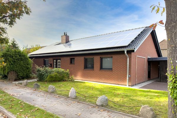 Gepflegter Bungalow in Marne mit neuem Dach, uneinsehbarem Garten, Kamin und PV Anlage