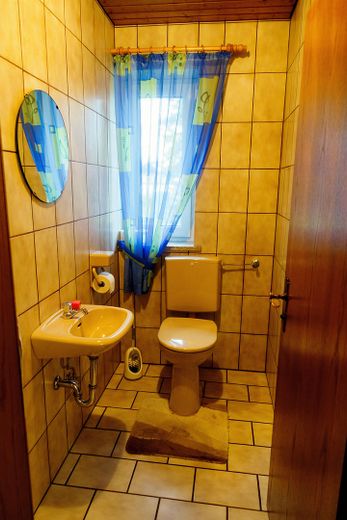 Großzügiger Bungalow auf weitläufigem Grundstück – und optionaler Pferdehaltung – Gäste-WC