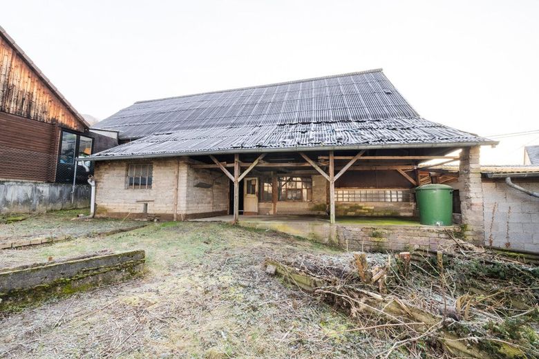 Fachwerkhaus mit Anbau und großer Scheune. Sanierung mit Substanz in Roßbach-Wied! – Blick aus dem Garten an der Scheune