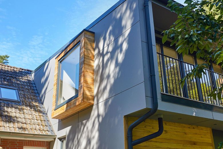 Ampliada en 2026: casa familiar de 298 m² en una parcela de 1.786 m² en Hamburg-Rissen | sin comisión – Moderner Anbau 2026