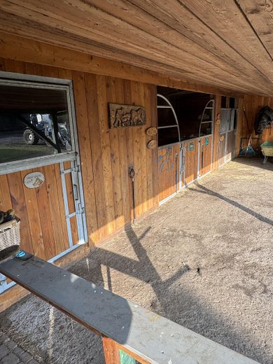 Stall mit Boxen,Sattelkammer..