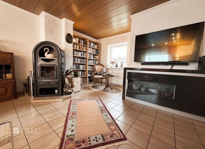 Einfamilienhaus auf 927 m² Grundstück - modernisiert, energieeffizient und familienfreundlich – Wohnzimmer