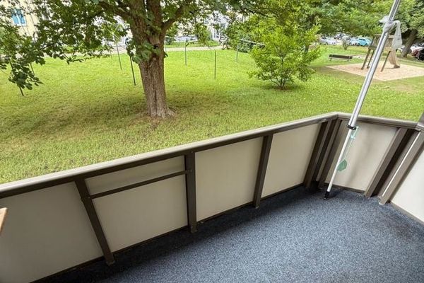 Accogliente appartamento di 3 locali affittato con laminato, balcone, posto auto e bagno con vasca in posizione tranquilla!