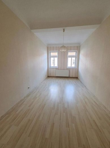 شقة من 3 غرف تشمل مطبخًا مجهزًا / 790 يورو شامل التدفئة – Schlafzimmer