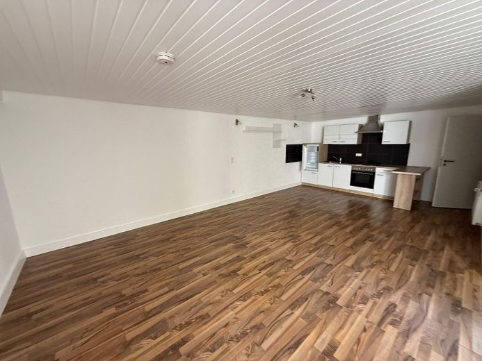 Helle Kellerwohnung mit Einbauküche und kleiner Terrasse – Foto 2