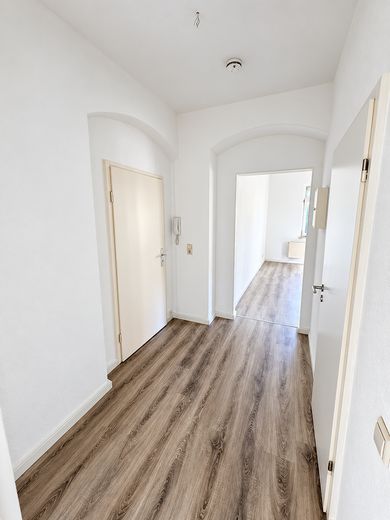 Helle 2-Zimmer-Altbauwohnung mit modernem Bad – Wanne & Dusche – Flur