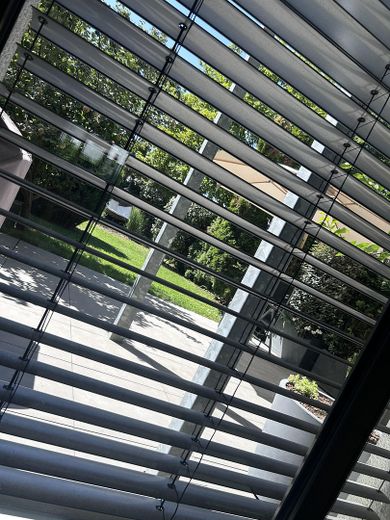 Wunderschöne Maisonette-Wohnung in bester Lage mit Garten - Erbpacht – Wohnzimmer Blick in den Garten