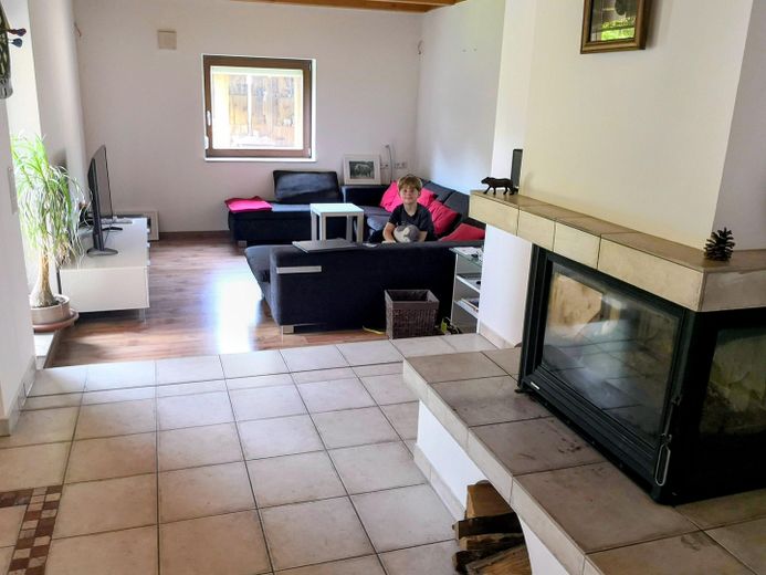 Charmantes Architektenhaus  mit Wärmepumpe +++provisionsfrei+++ – Wohnzimmer-Kamin