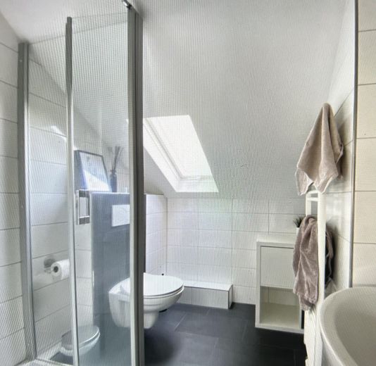 Modernes hygienisches Bad