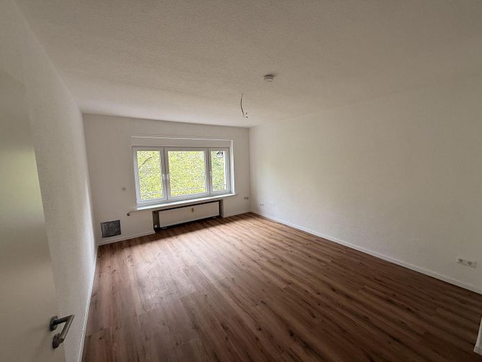 Erstbezug nach Sanierung | Helle 3-Zimmer-Wohnung mit Balkon und zusätzlichem Mansardenraum – Büro / Kinderzimmer