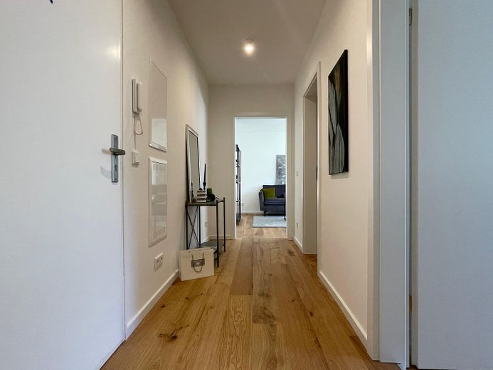 Flur mit Eingangstür