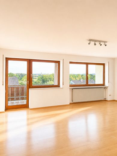 Bahçeli ve çift garajlı müstakil 6 odalı ev – komisyonsuz – Wohnzimmer mit Balkonzugang