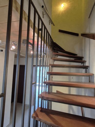 **WER KÜSST MICH WACH und SCHENKT mir wieder LEBEN, LIEBE & FAMILIENGESCHICHTEN ?** – TREPPE OG-DG original
