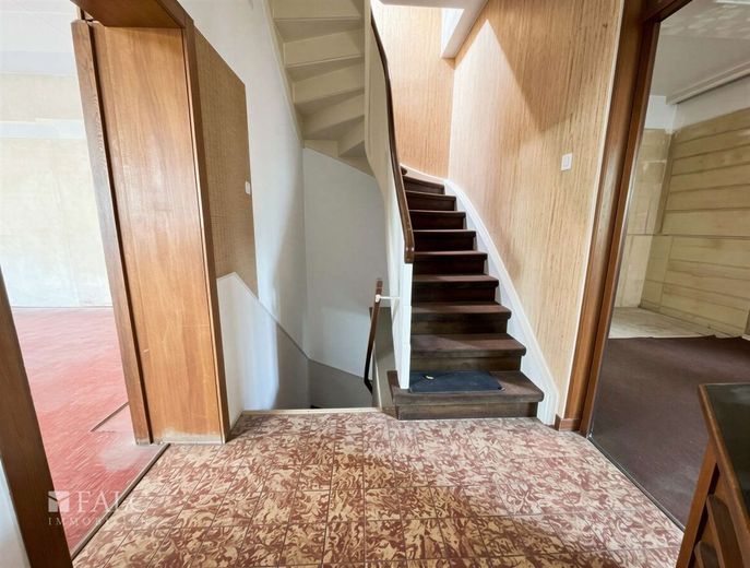 Zwei Chancen. Eine Adresse - attraktive Gewerbeeinheit mit separater Wohneinheit – Treppenhaus - (KI generiert)
