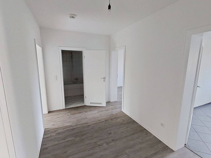 Luminoso apartamento de 3 habitaciones, bien distribuido, con BALCÓN y baño con bañera en el sur de Burgdorf – Flur