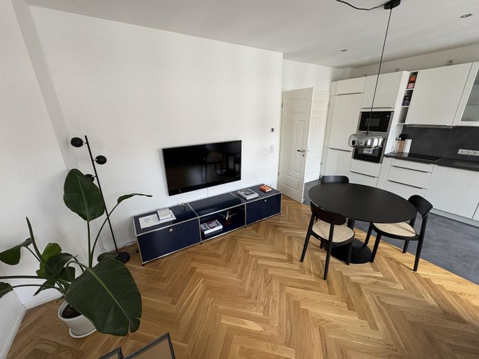 Apartamento de 3 habitaciones recién reformado, con cocina equipada de lujo y amplio balcón, en alquiler – Foto 4