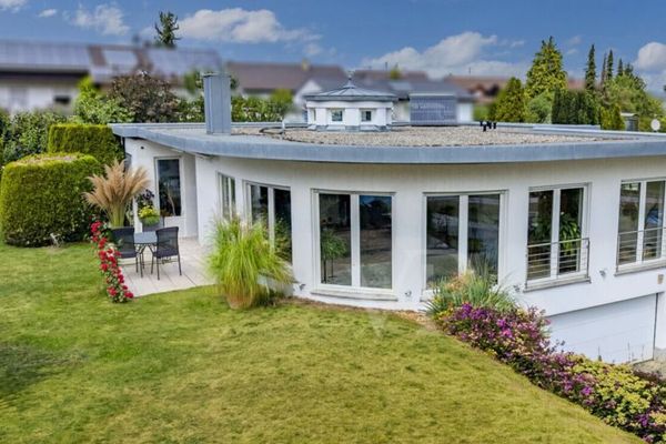 Exklusiver Architektenbungalow mit Einliegerwohnung – unverbaubare Ortsrandlage mit Weitblick