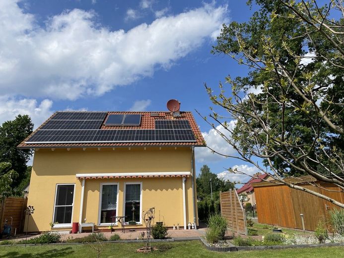 HORN IMMOBILIEN ++ modernes Einfamilienhaus mit Photovoltaikanlage, Garage und Terrasse in Torgelow – Hausansicht