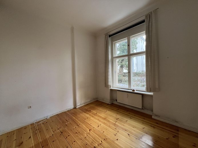 Wunderschöne 4-Zimmer-Altbauwohnung mit Garten in Wilmersdorf, nahe Rüdesheimer Platz – Fenster hinten links