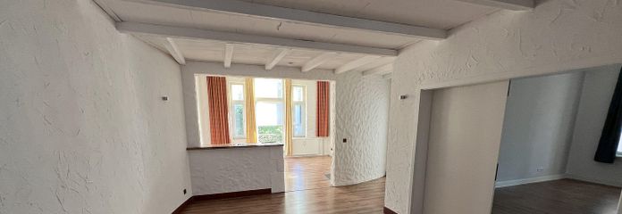 شقة قديمة واسعة من 3.5 غرف مجددة مع شرفة في موقع مركزي وهادئ – Esszimmer