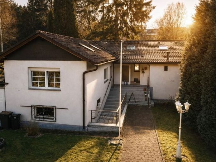 Freistehender Bungalow in Kerpen-Horrem — ebenerdiges Wohnen mit Süd-Terrasse & 670 m² Garten – Foto 1