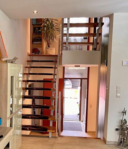 Modernisiertes Split-Level-Reihenhaus mit Garten, Kamin, PV-Anlage & Tesla Powerwall in Bernhausen – Split Enene