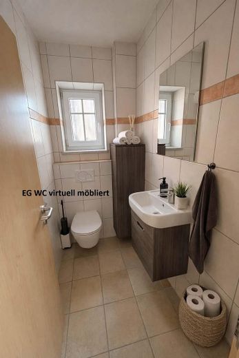 1-gezinshuis in 93333 Neustadt/Do (bj 2003), 120m² woonoppervlakte, 532m² grond en dubbele garage – EG WC virtuell möbliert