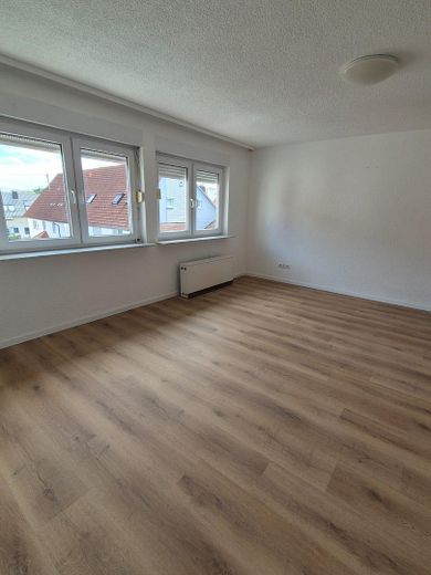 Frisch renovierte 5-Zi.-DG-Wohnung | Balkon | EBK | 85 m² | Schwäbische Alb | provisionsfrei – Wohnzimmer