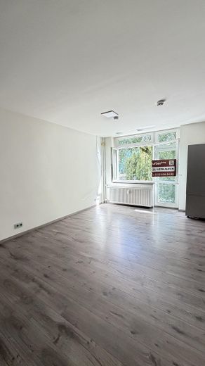 Bezugsfreie 1,5-Zimmer-Wohnung mit traumhaftem Spreeblick – ruhig, zentral und modernisiert – Wohnraum