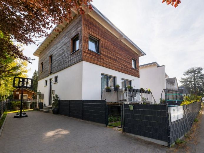 Wohnen und vermieten! Modernes Wohnhaus Ensemble mit Doppelgarage und Penthousewohnung in Unkel! – Foto 1