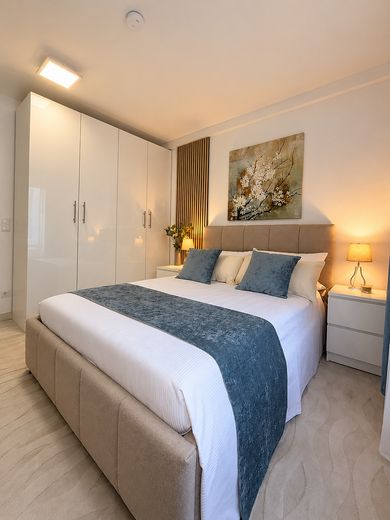 Stilvoll möblierte 2-Zimmer-Wohnung in Augsburg – komplett ausgestattet & sofort frei – Schlafzimmer mit Stauraum