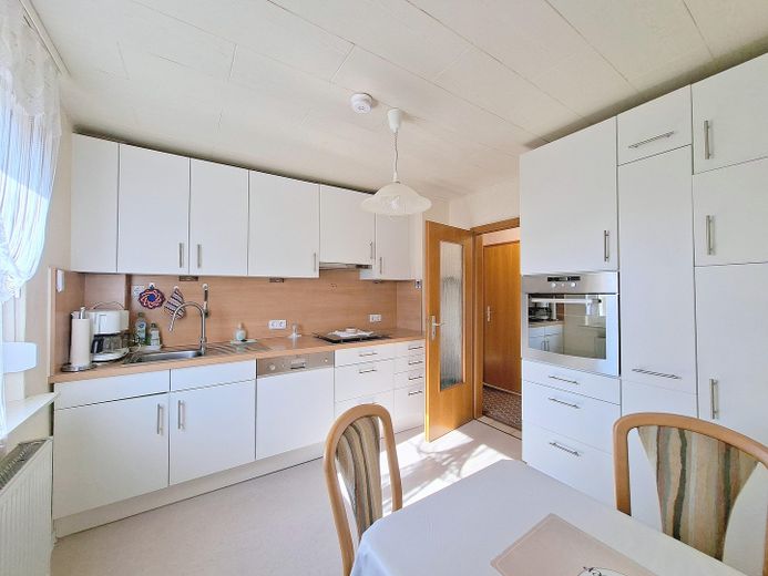 Freistehendes Zweifamilienhaus in Rumpenheim 7,5 Zimmer, 3 Bäder, gr. Garten, Garage, Ausbau möglich – EG Küche